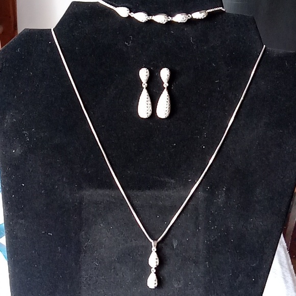 3 Pc Jewelry Set NWIB Siver Tone Encrusted w Crystal - Picture 1 of 5